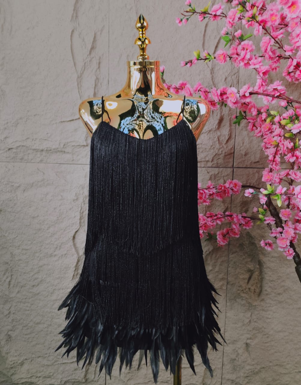 VESTIDO CORTO FLECOS Y PLUMAS NEGRO