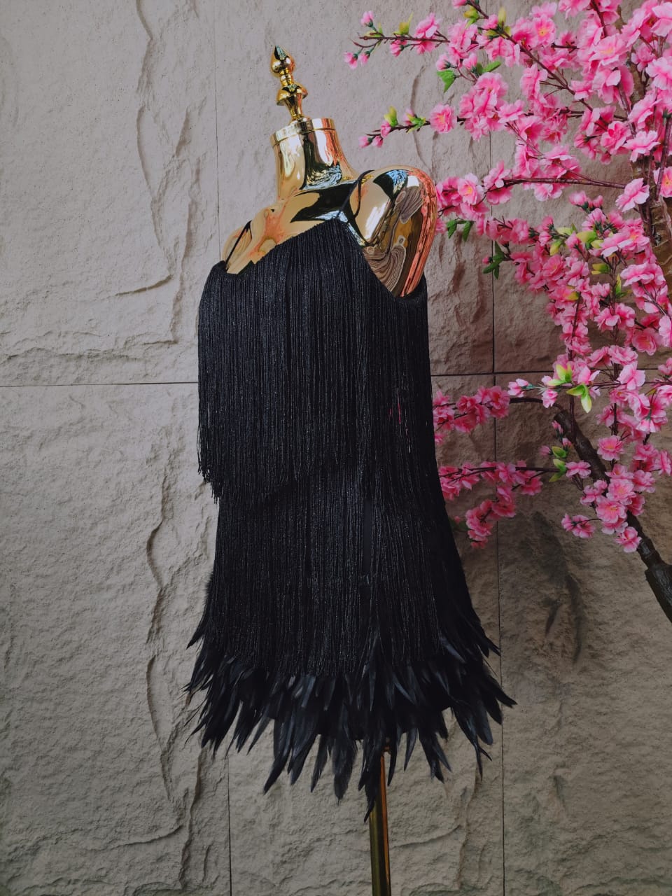 VESTIDO CORTO FLECOS Y PLUMAS NEGRO