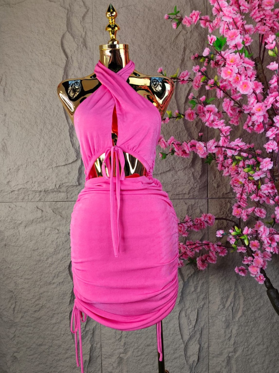 VESTIDO CORTO DRAPEADO A LOS LADOS ROSA