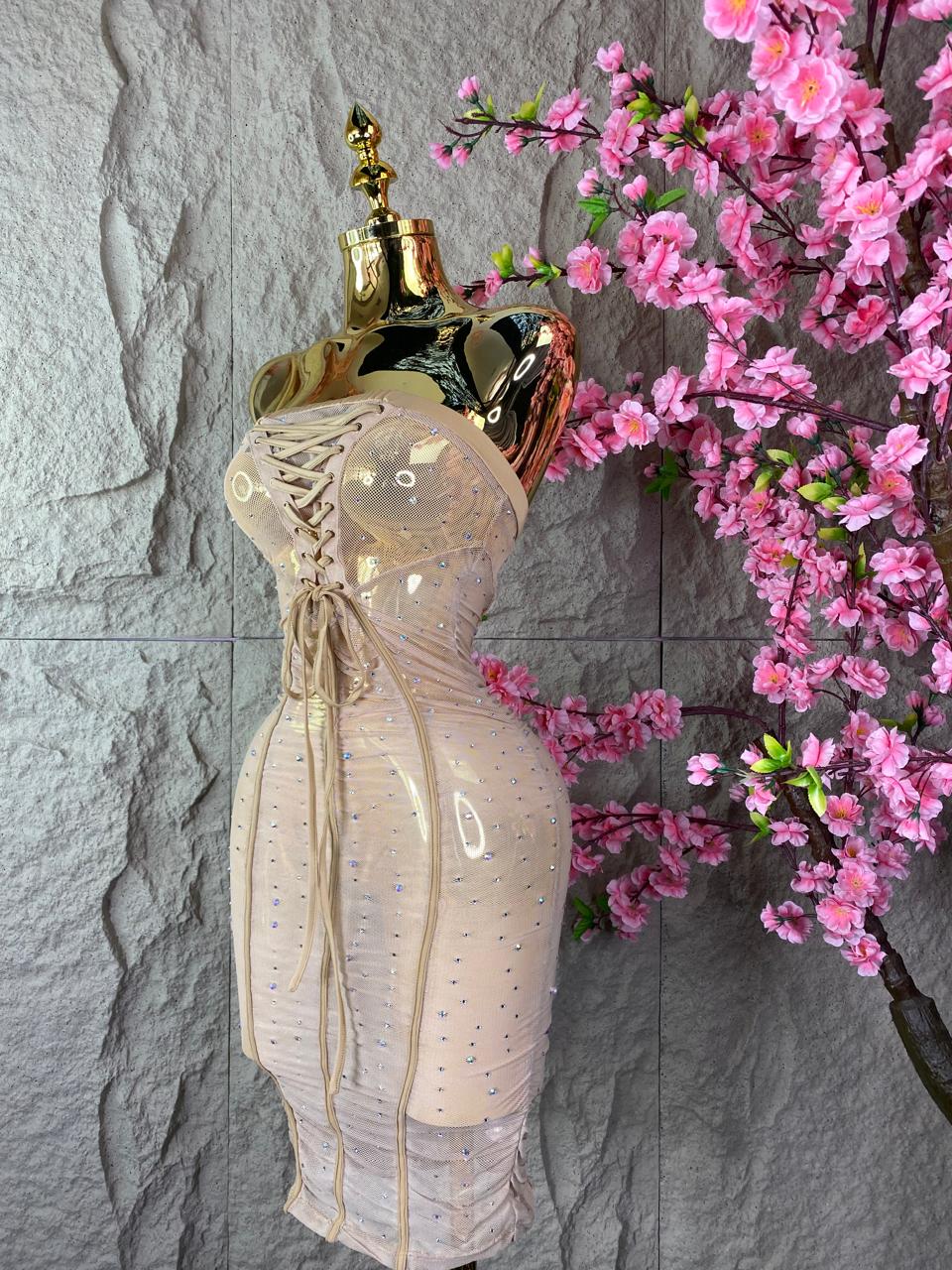 VESTIDO DRAPEADO STRAPLE CON BRILLOS NUDE