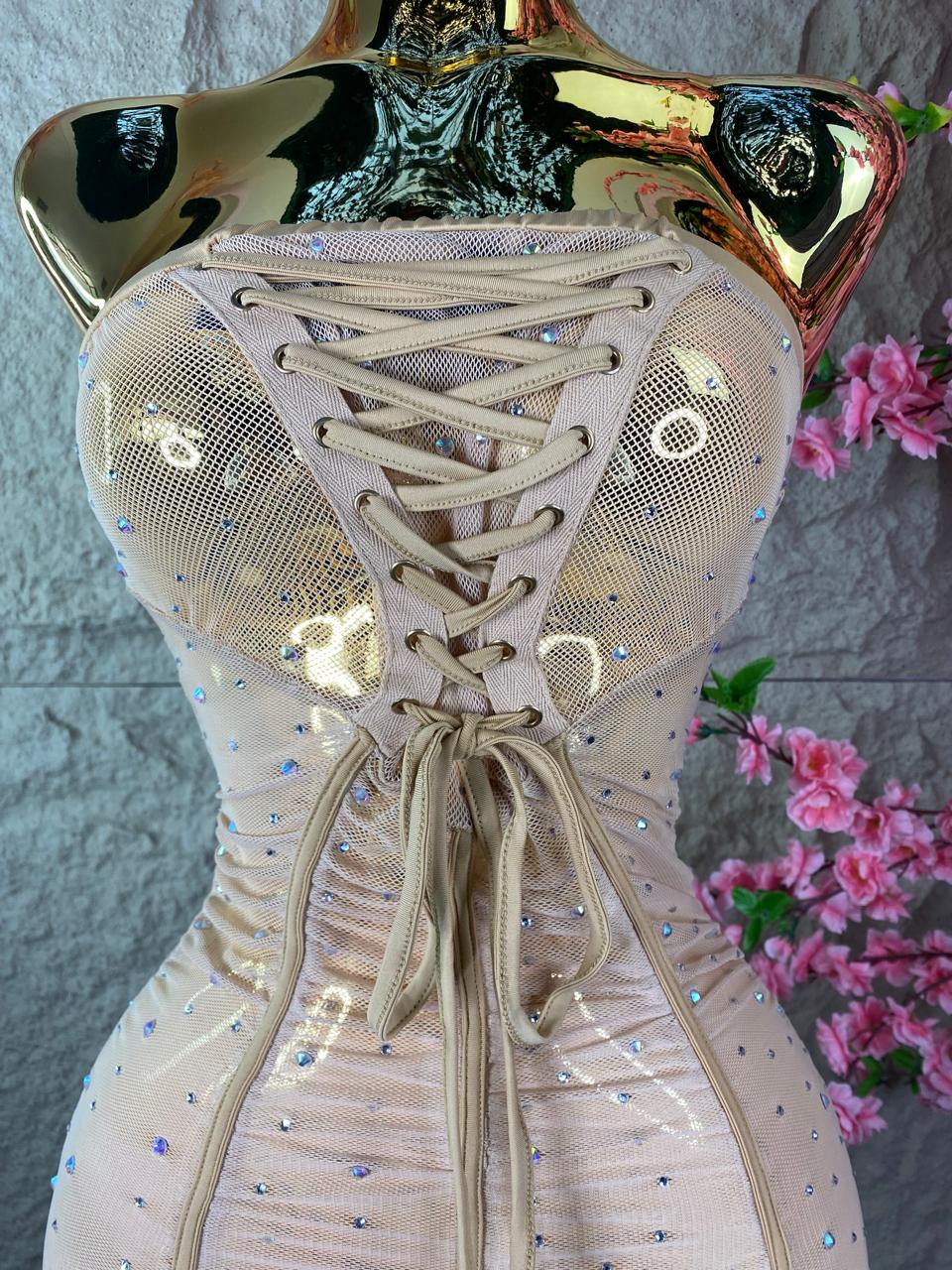 VESTIDO DRAPEADO STRAPLE CON BRILLOS NUDE