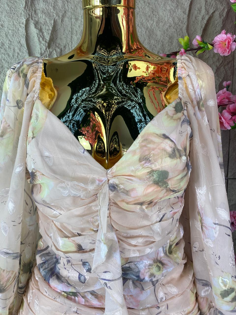 VESTIDO DRAPEADO SHIFON CON FLORES BEIGE