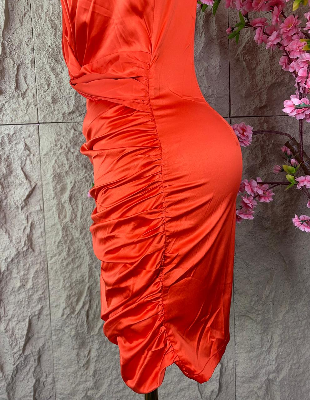 VESTIDO DRAPEADO SATINADO CON ESCOTES ROJO