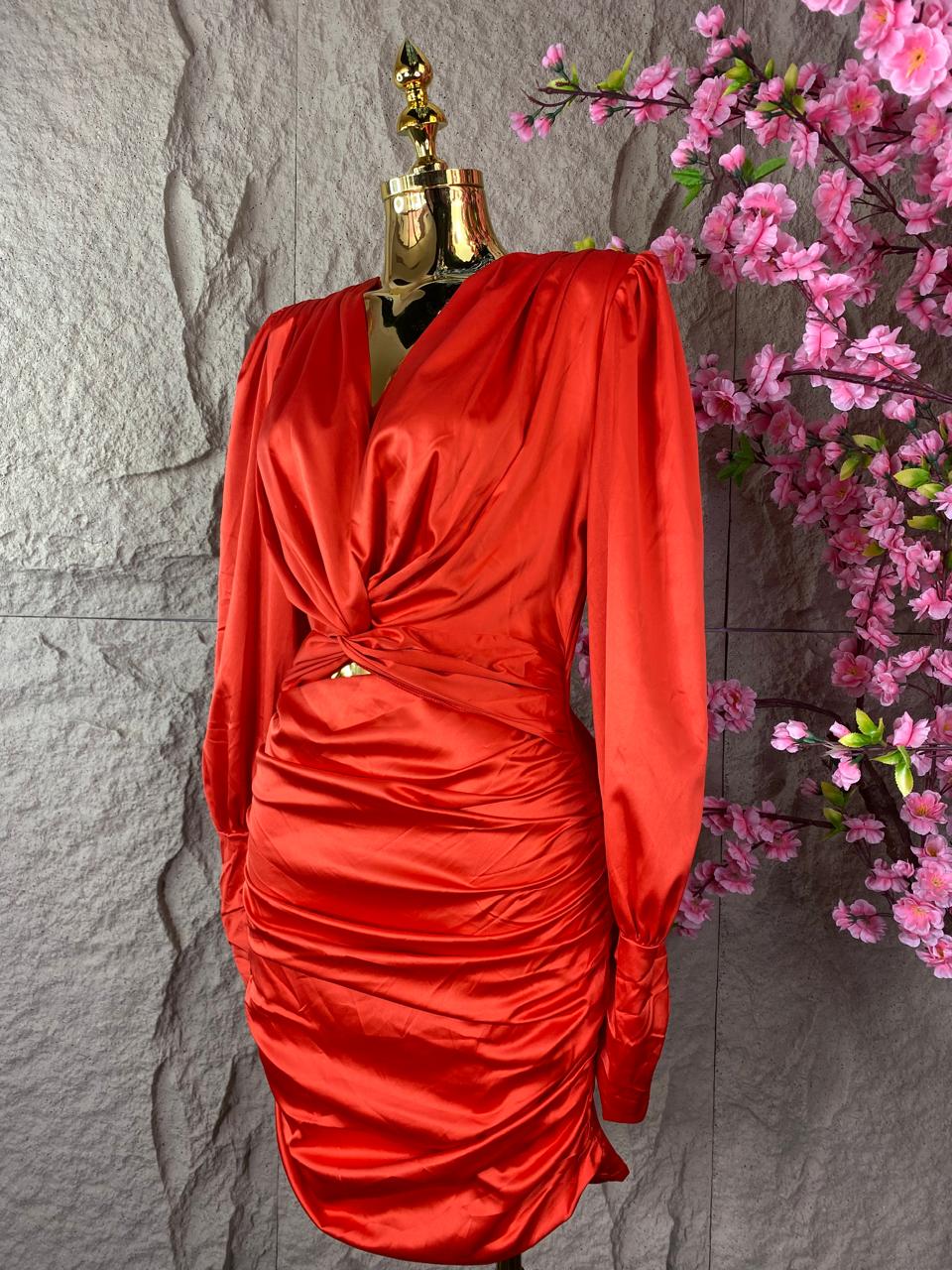 VESTIDO DRAPEADO SATINADO CON ESCOTES ROJO