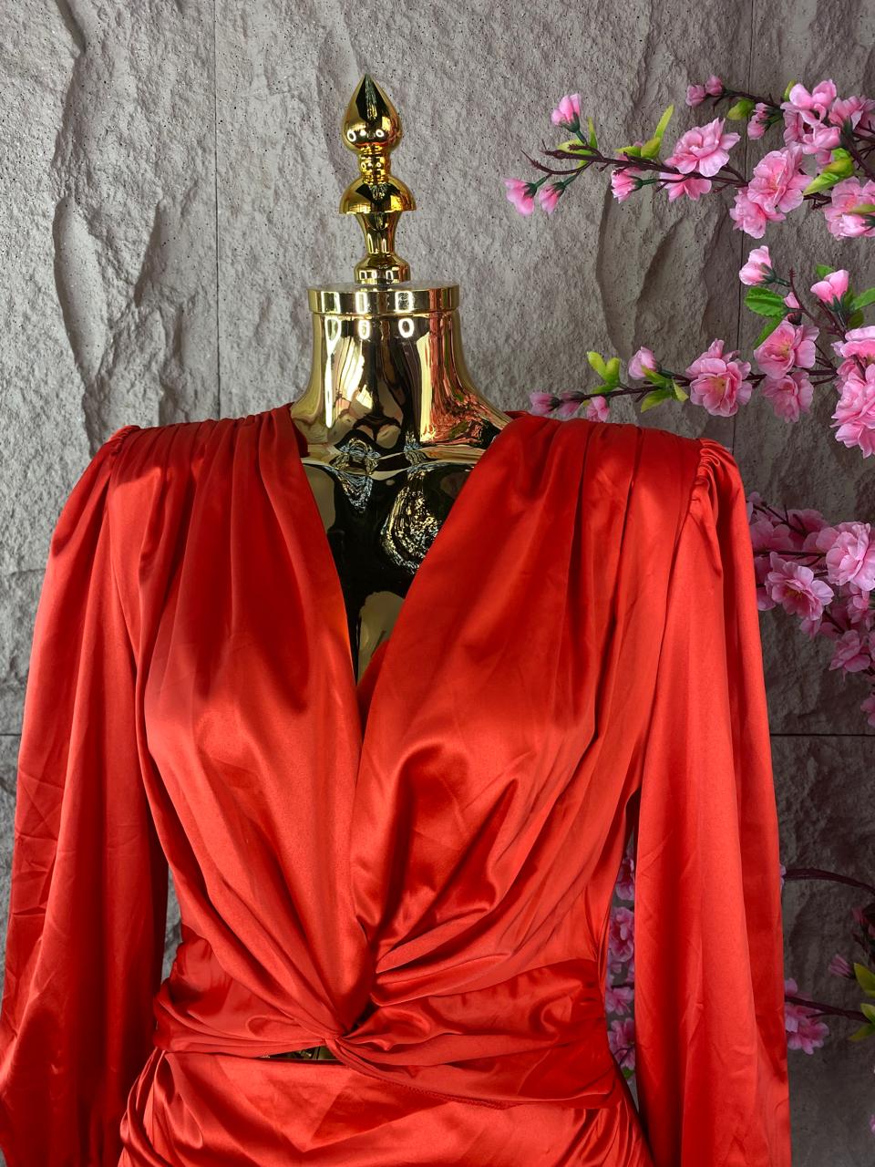 VESTIDO DRAPEADO SATINADO CON ESCOTES ROJO