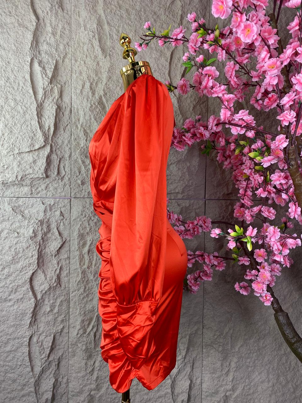 VESTIDO DRAPEADO SATINADO CON ESCOTES ROJO