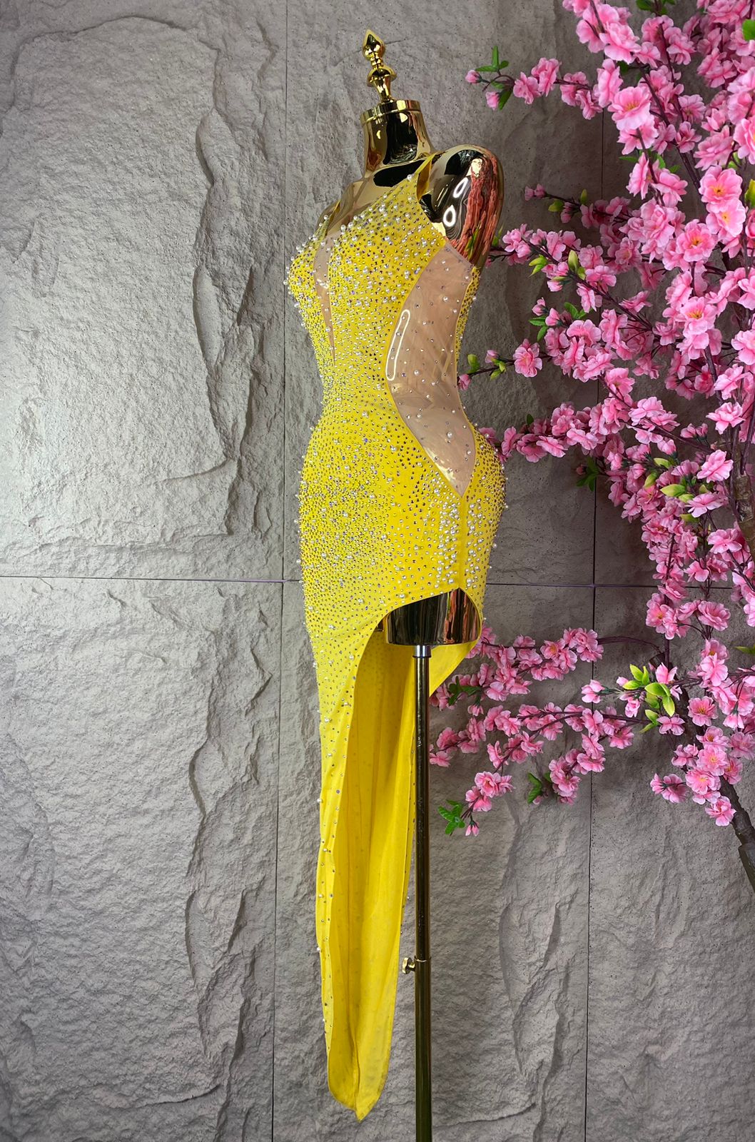 VESTIDO LARGO TIRANTES CON PERLAS Y BRILLOS PIERNA DESCUBIERTA AMARILLO