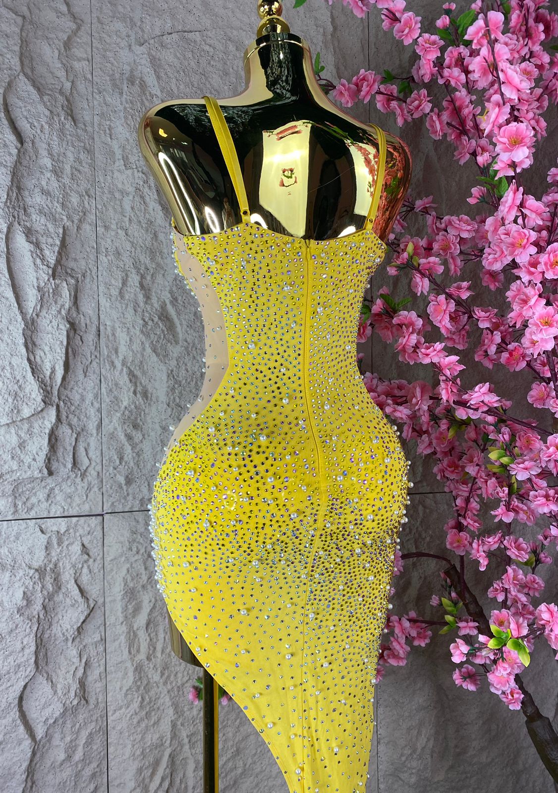 VESTIDO LARGO TIRANTES CON PERLAS Y BRILLOS PIERNA DESCUBIERTA AMARILLO