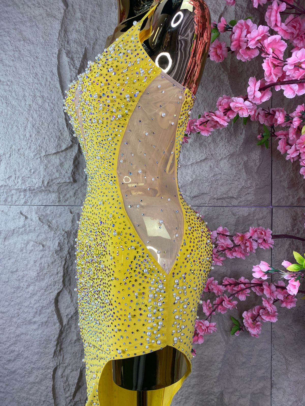 VESTIDO LARGO TIRANTES CON PERLAS Y BRILLOS PIERNA DESCUBIERTA AMARILLO