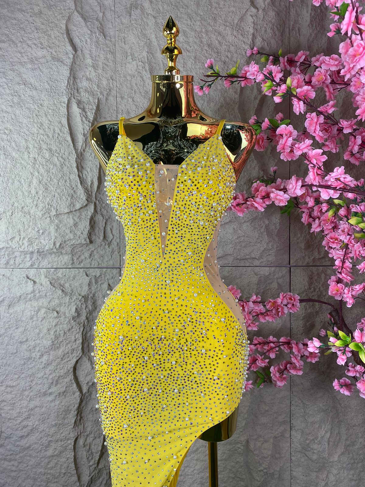 VESTIDO LARGO TIRANTES CON PERLAS Y BRILLOS PIERNA DESCUBIERTA AMARILLO