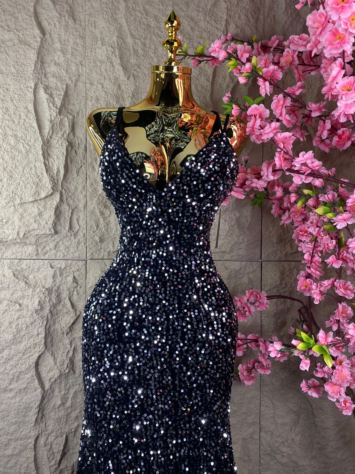 VESTIDO LARGO TIRANTES CON AJUSTE Y ABERTURA AL FRENTE NEGRO/PLATA