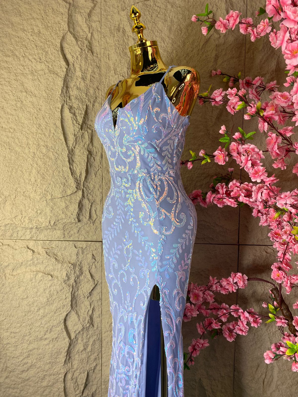 VESTIDO LARGO TIRANTES CON ABERTURA AL FRENTE LENTEJUELA TORNASOL