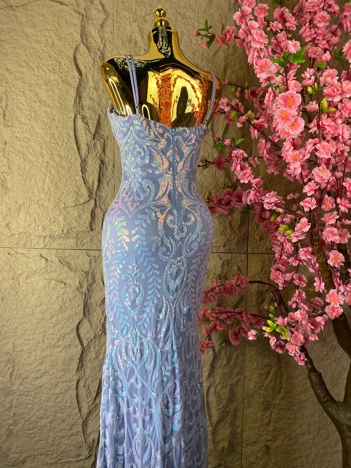 VESTIDO LARGO TIRANTES CON ABERTURA AL FRENTE LENTEJUELA TORNASOL
