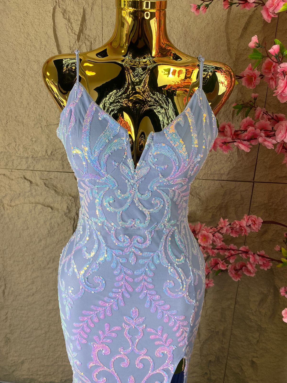 VESTIDO LARGO TIRANTES CON ABERTURA AL FRENTE LENTEJUELA TORNASOL
