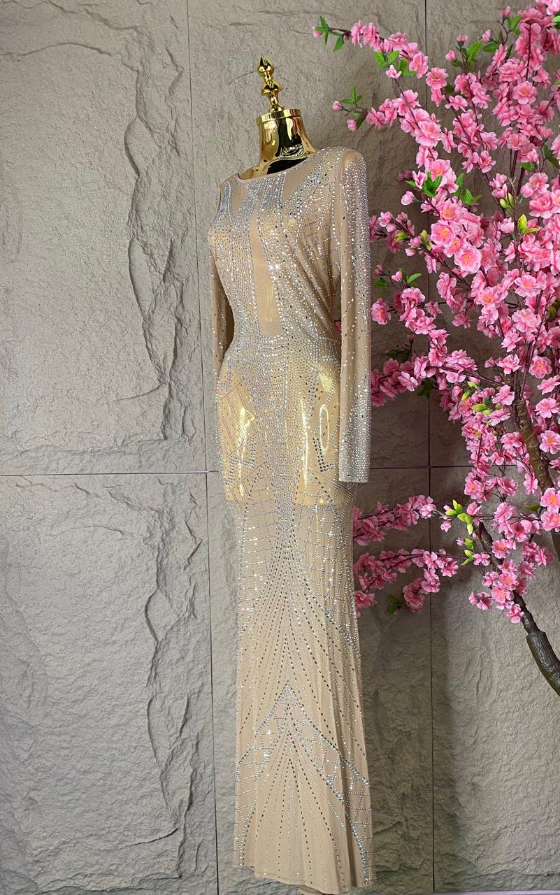 VESTIDO LARGO CON TRANSPARENCIAS Y BRILLOS NUDE