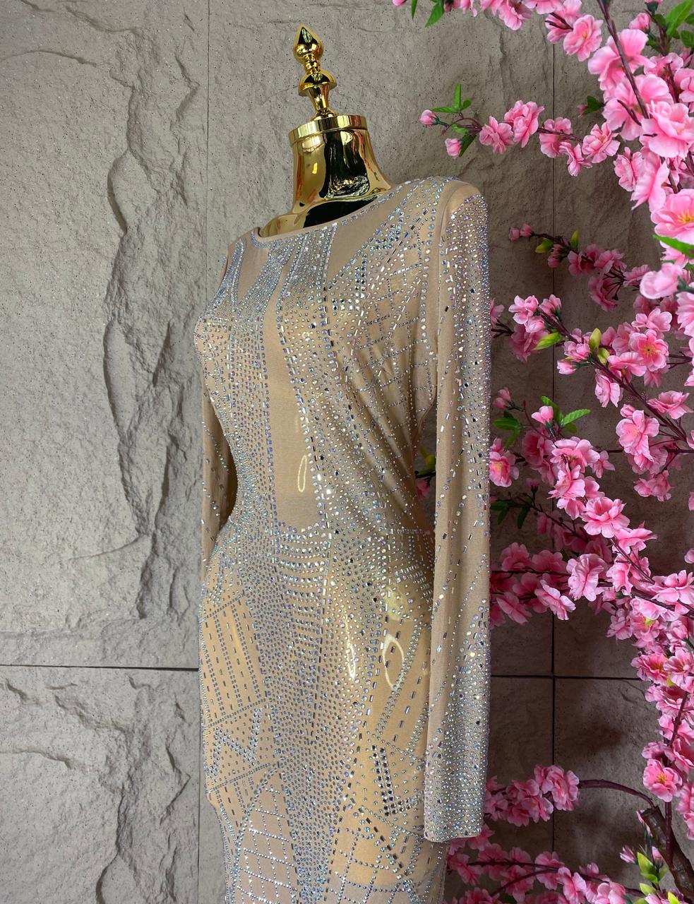 VESTIDO LARGO CON TRANSPARENCIAS Y BRILLOS NUDE