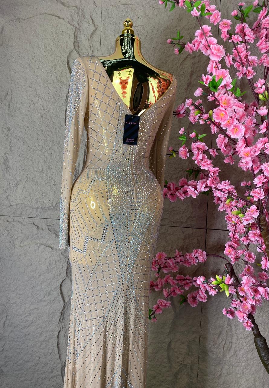 VESTIDO LARGO CON TRANSPARENCIAS Y BRILLOS NUDE