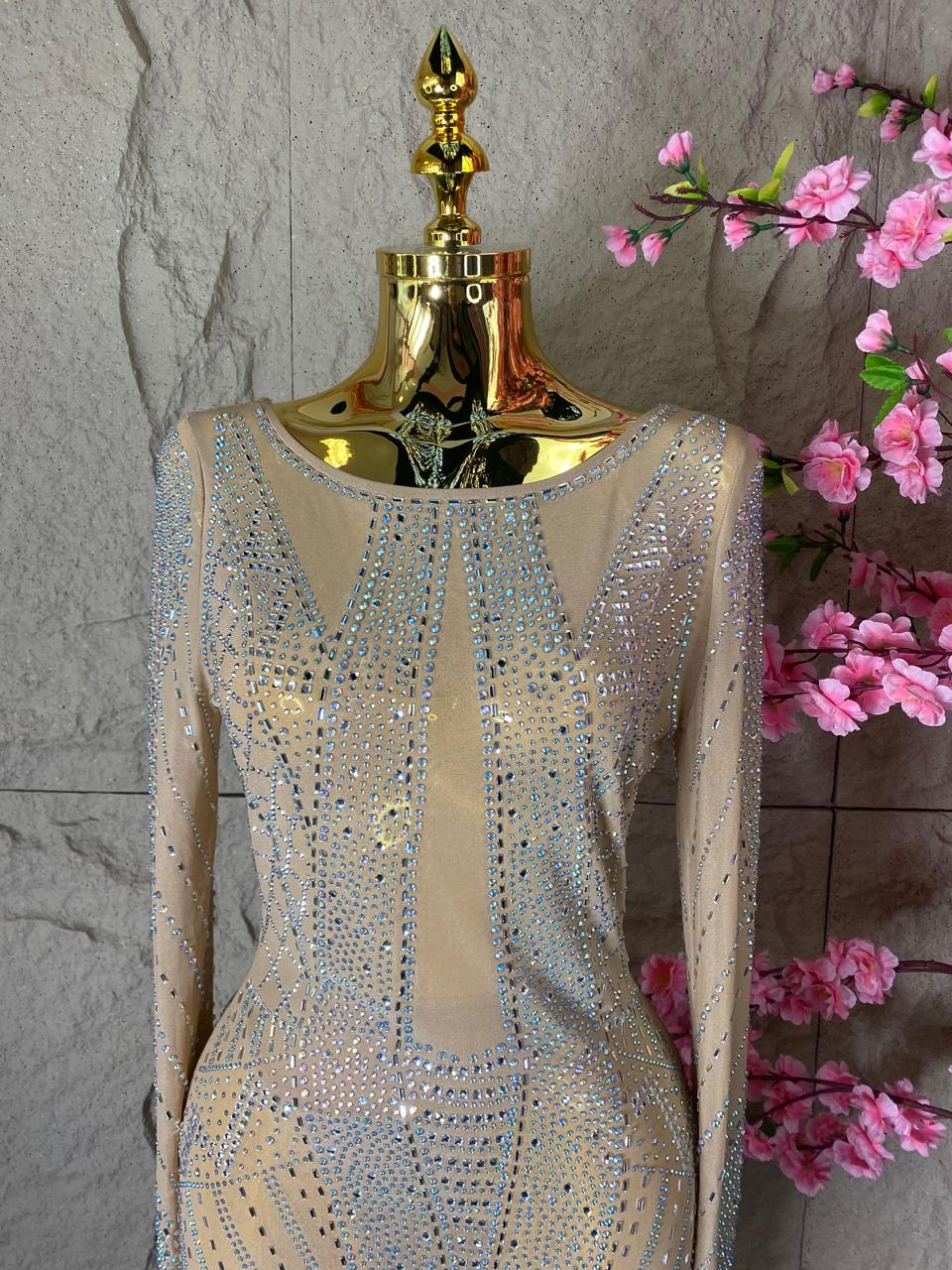 VESTIDO LARGO CON TRANSPARENCIAS Y BRILLOS NUDE