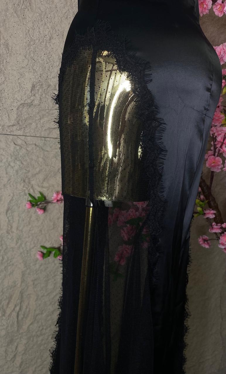 VESTIDO LARGO CON TRANSPARENCIAS Y SATIN NEGRO