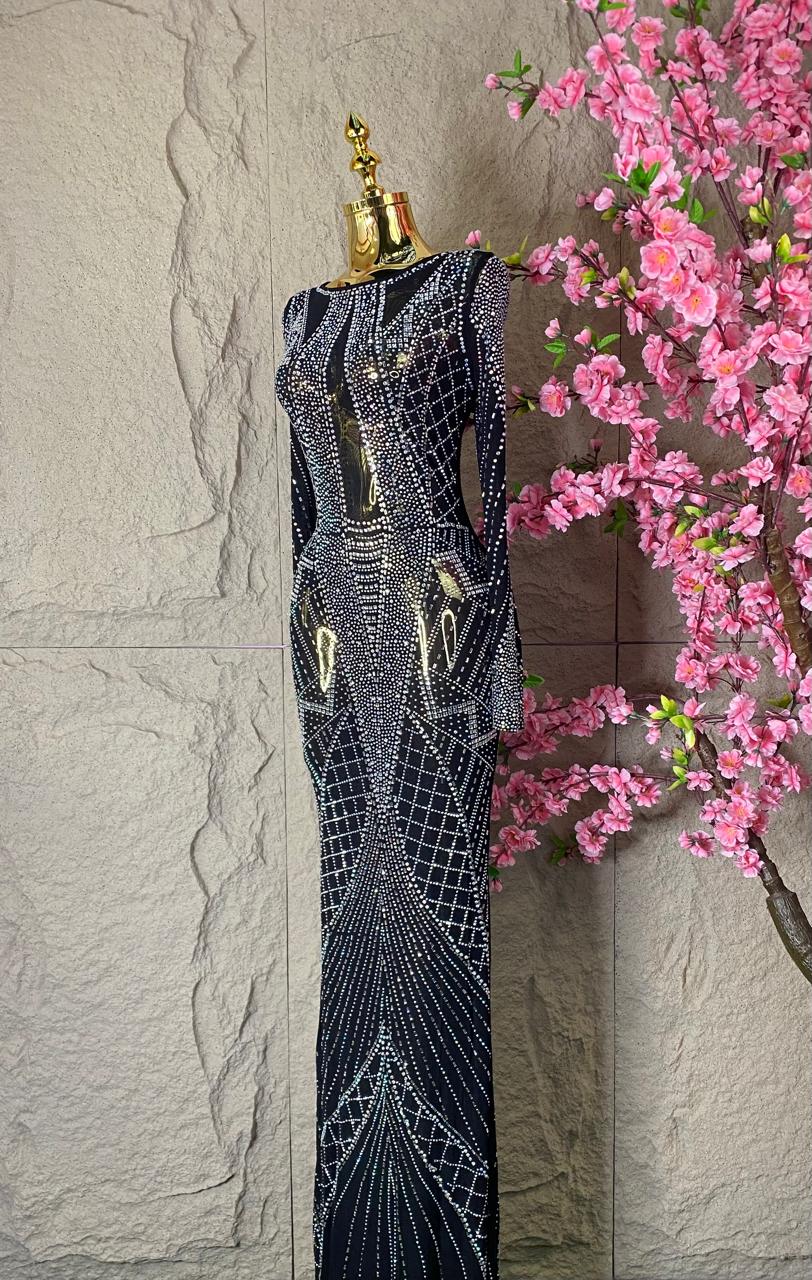 VESTIDO LARGO CON TRANSPARENCIAS Y BRILLOS NEGRO