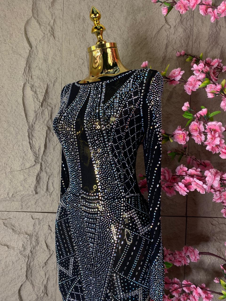 VESTIDO LARGO CON TRANSPARENCIAS Y BRILLOS NEGRO