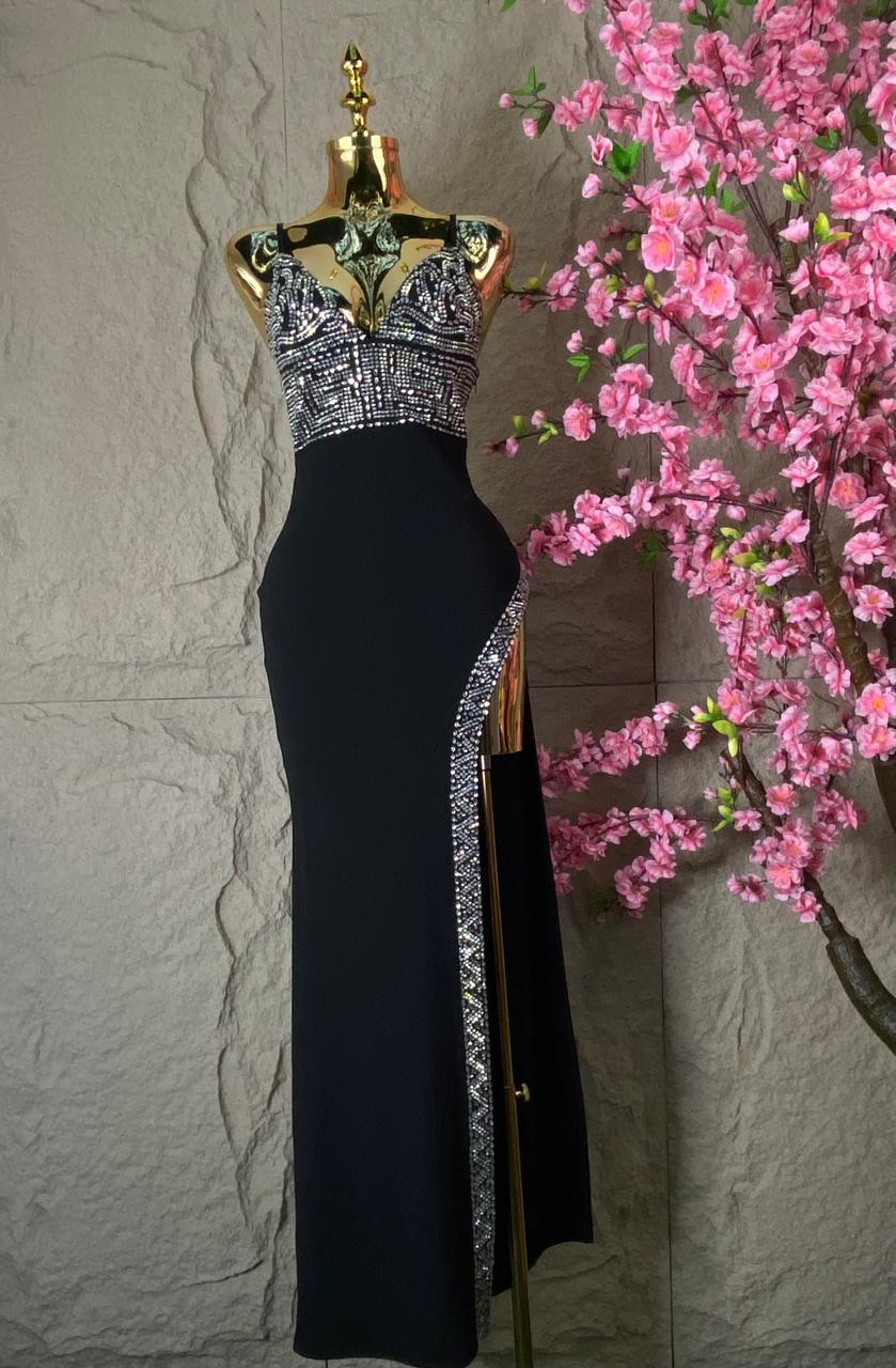VESTIDO LARGO CON ABERTURA AL FRENTE CON CRISTALES NEGRO