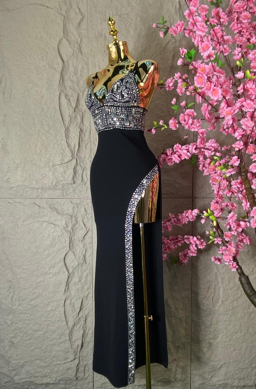 VESTIDO LARGO CON ABERTURA AL FRENTE CON CRISTALES NEGRO