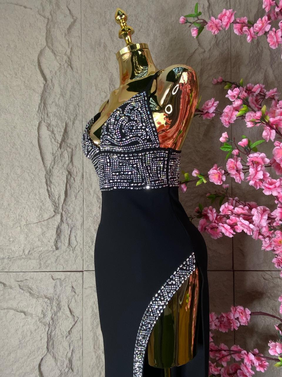 VESTIDO LARGO CON ABERTURA AL FRENTE CON CRISTALES NEGRO