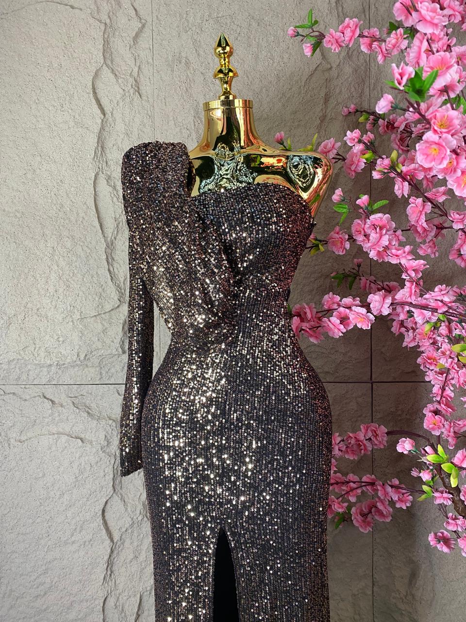 VESTIDO LARGO A UN HOMBRO LENTEJUELA COBRE