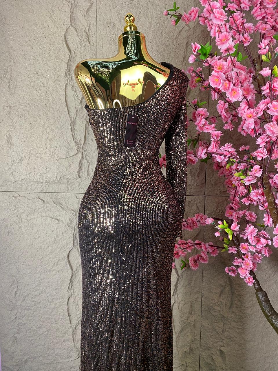 VESTIDO LARGO A UN HOMBRO LENTEJUELA COBRE