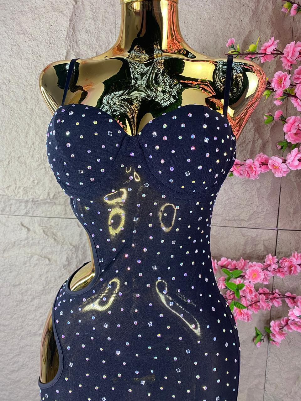 VESTIDO NEGRO CON CRISTALES Y ESCOTE LATERAL