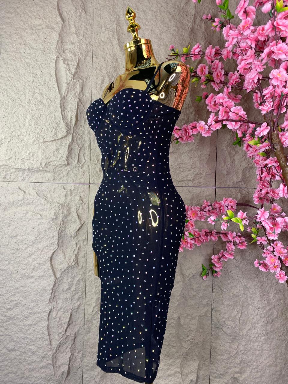 VESTIDO NEGRO CON CRISTALES Y ESCOTE LATERAL