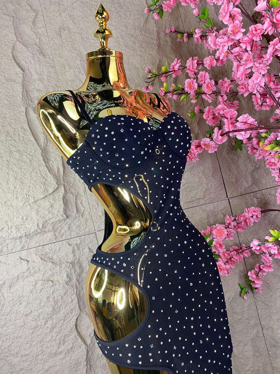 VESTIDO NEGRO CON CRISTALES Y ESCOTE LATERAL