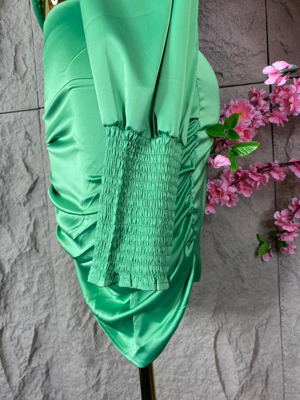 VESTIDO ML DRAPEADO SATINADO CON ESCOTE VERDE