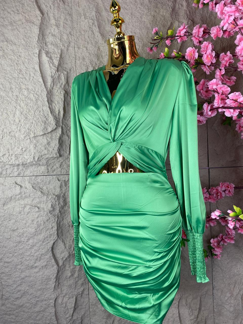 VESTIDO ML DRAPEADO SATINADO CON ESCOTE VERDE
