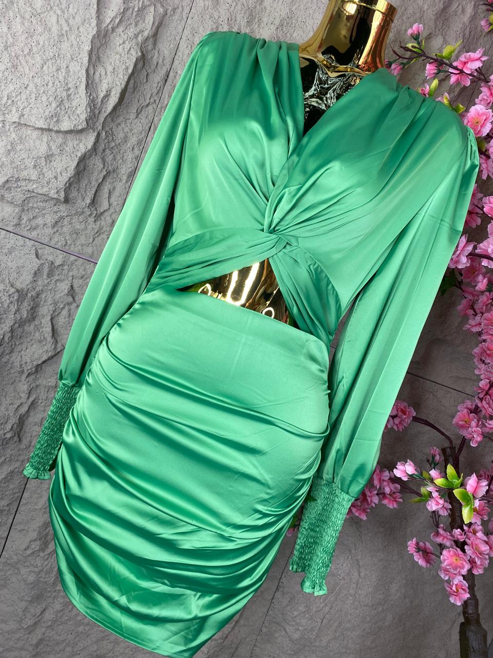 VESTIDO ML DRAPEADO SATINADO CON ESCOTE VERDE