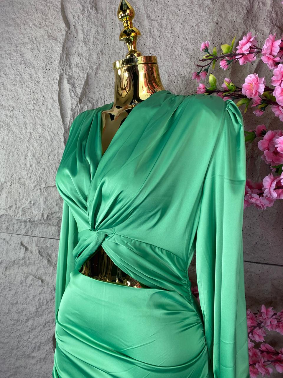VESTIDO ML DRAPEADO SATINADO CON ESCOTE VERDE
