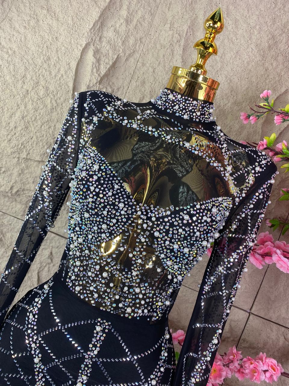 VESTIDO NEGRO DE TRANSPARENCIA CON CRISTALES Y PERLAS