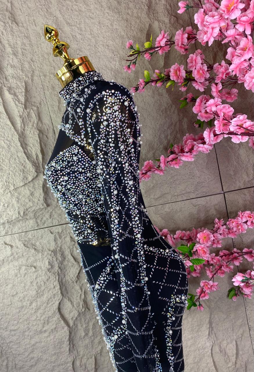 VESTIDO NEGRO DE TRANSPARENCIA CON CRISTALES Y PERLAS