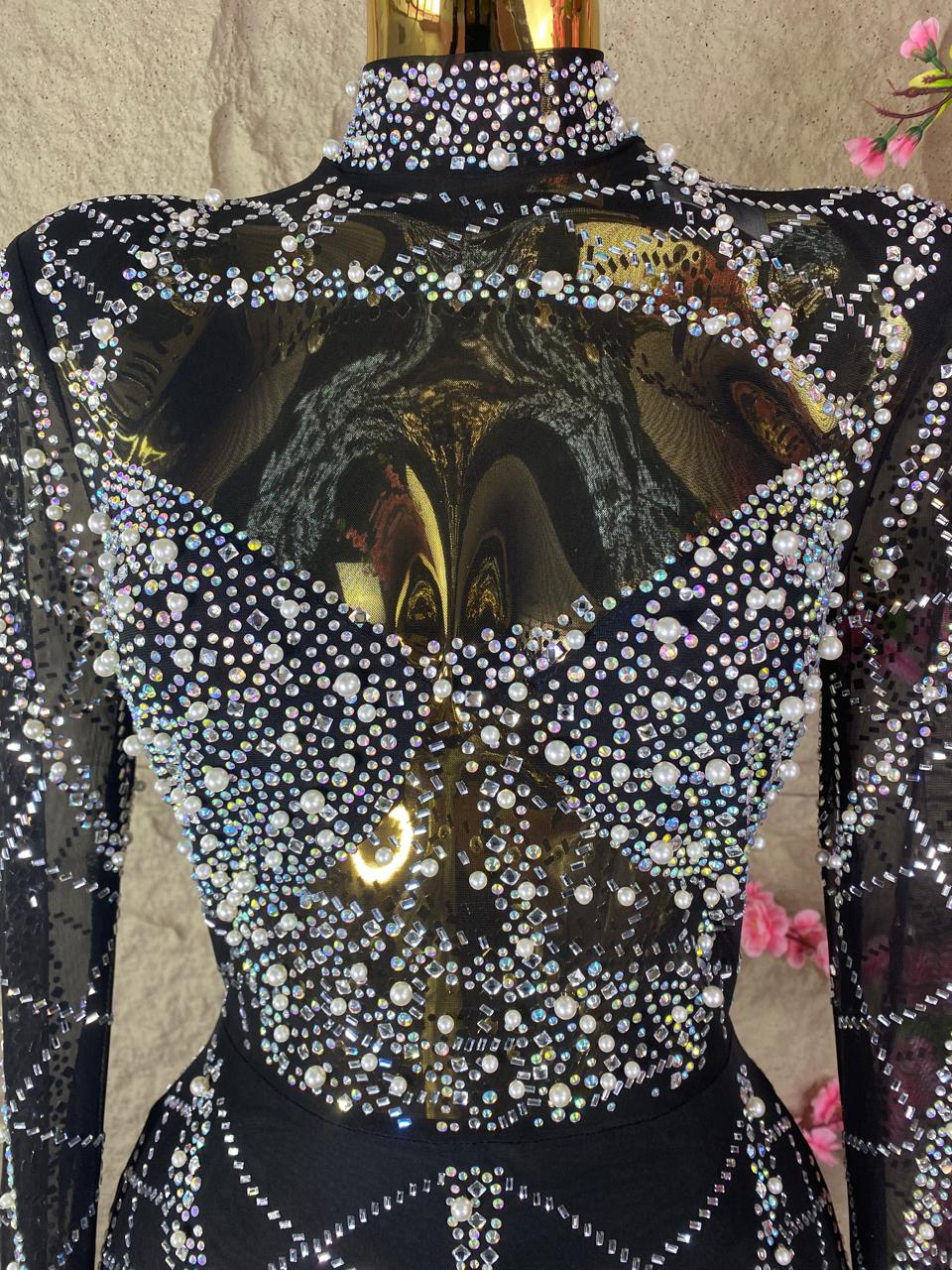 VESTIDO NEGRO DE TRANSPARENCIA CON CRISTALES Y PERLAS