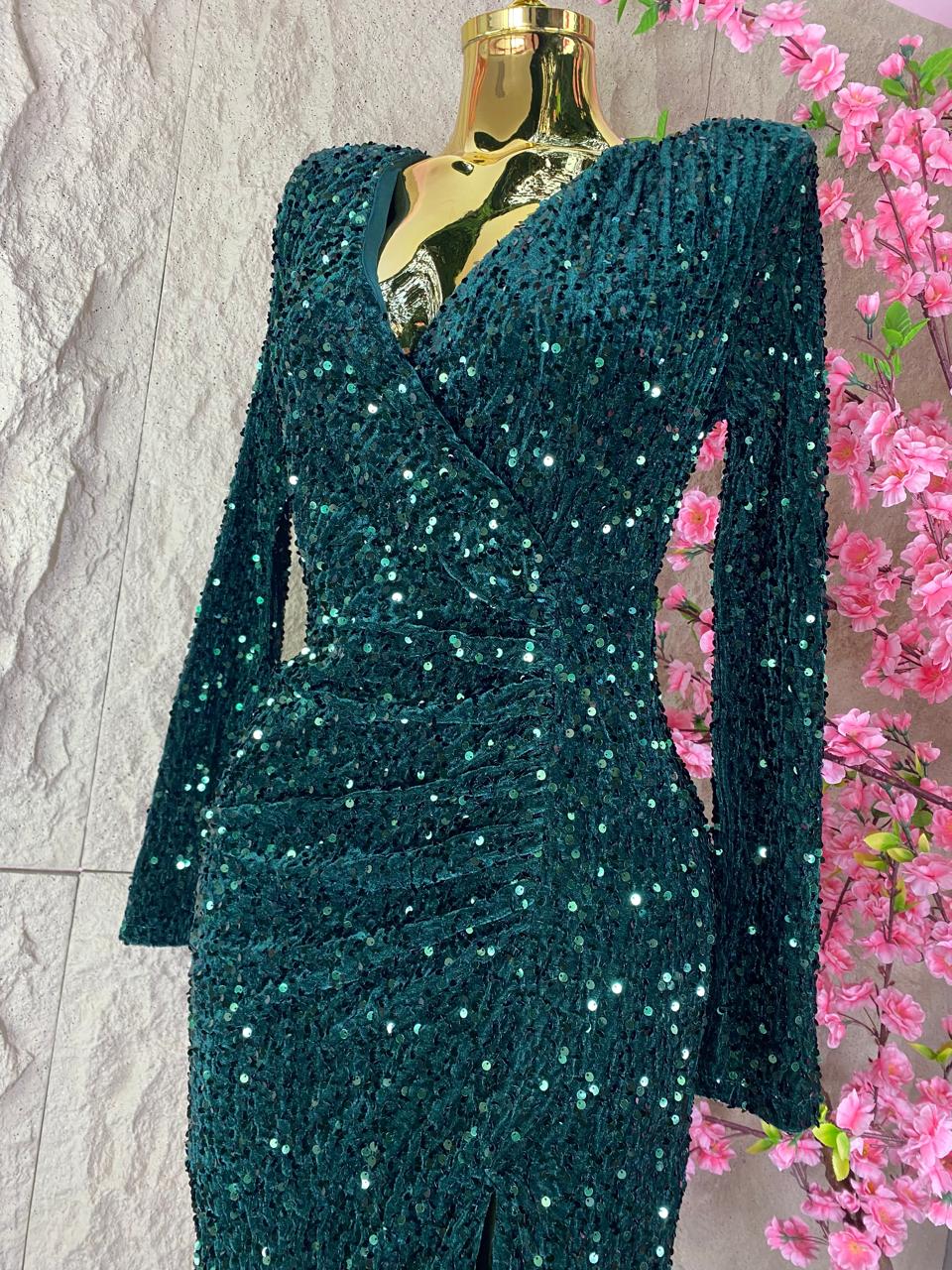 VESTIDO MANGA LARGA CON LENTEJUELA Y ABERTURA AL FRENTE VERDE