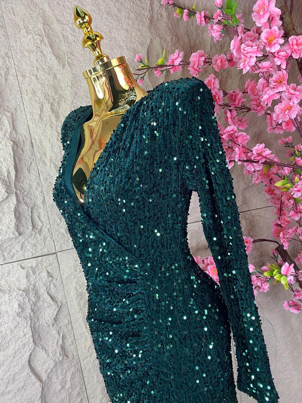 VESTIDO MANGA LARGA CON LENTEJUELA Y ABERTURA AL FRENTE VERDE