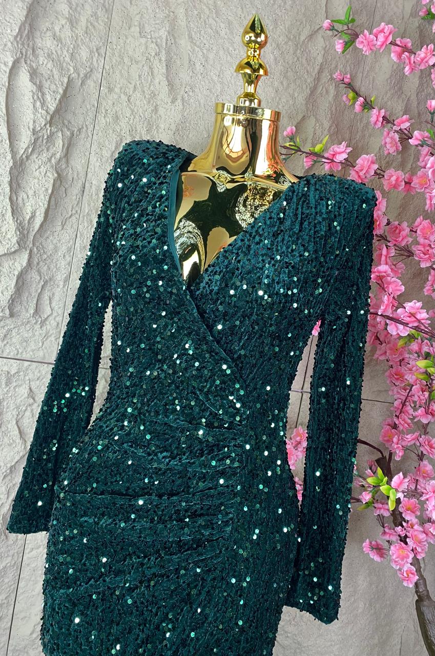 VESTIDO MANGA LARGA CON LENTEJUELA Y ABERTURA AL FRENTE VERDE