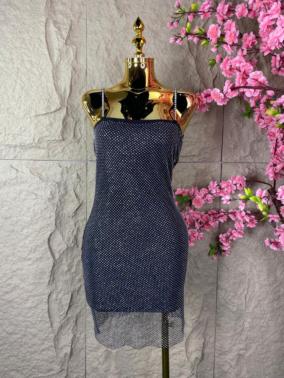 VESTIDO NEGRO DE RED CON BRILLOS
