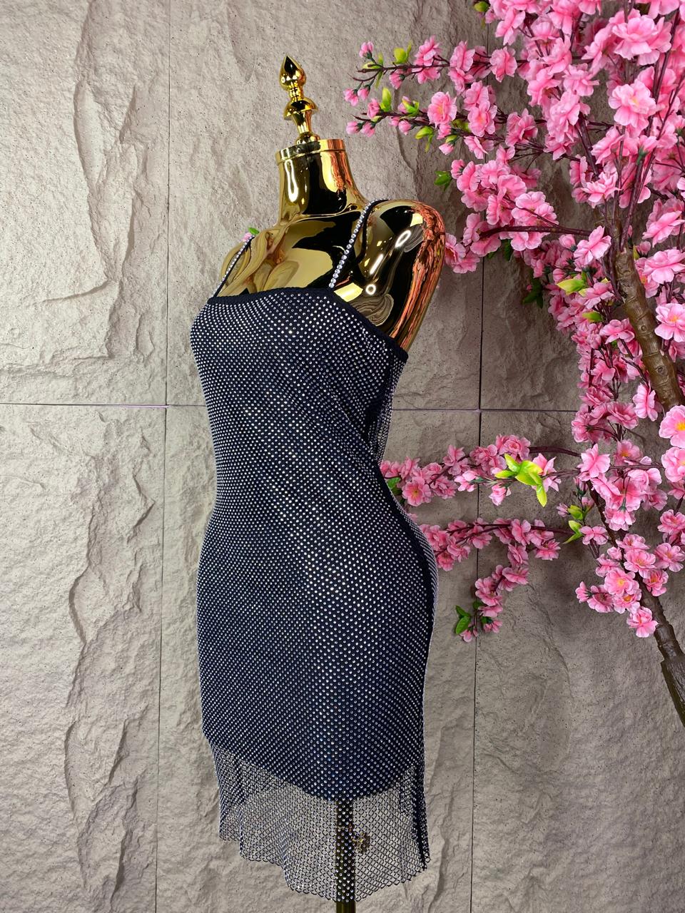 VESTIDO NEGRO DE RED CON BRILLOS