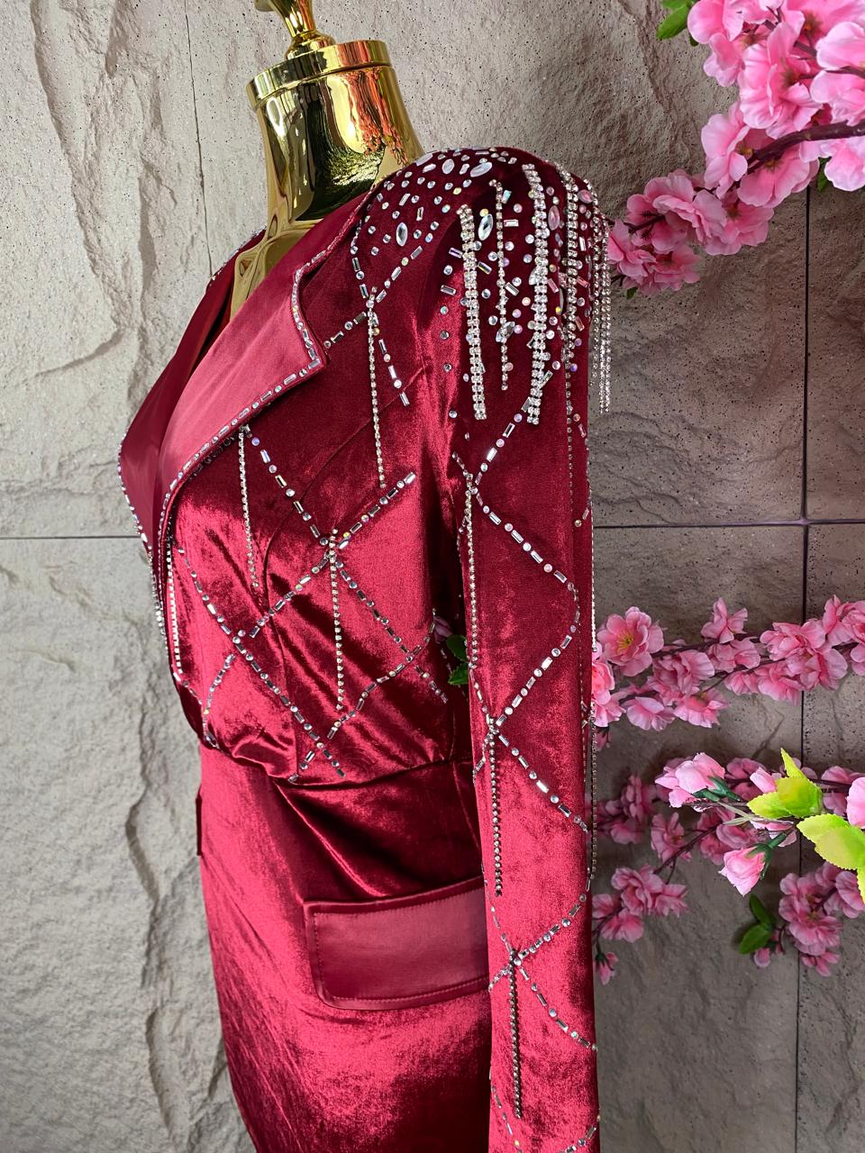 VESTIDO VINO TERCIOPELO, CRISTALES CON FLECOS