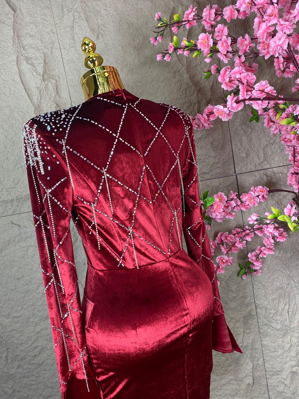 VESTIDO VINO TERCIOPELO, CRISTALES CON FLECOS