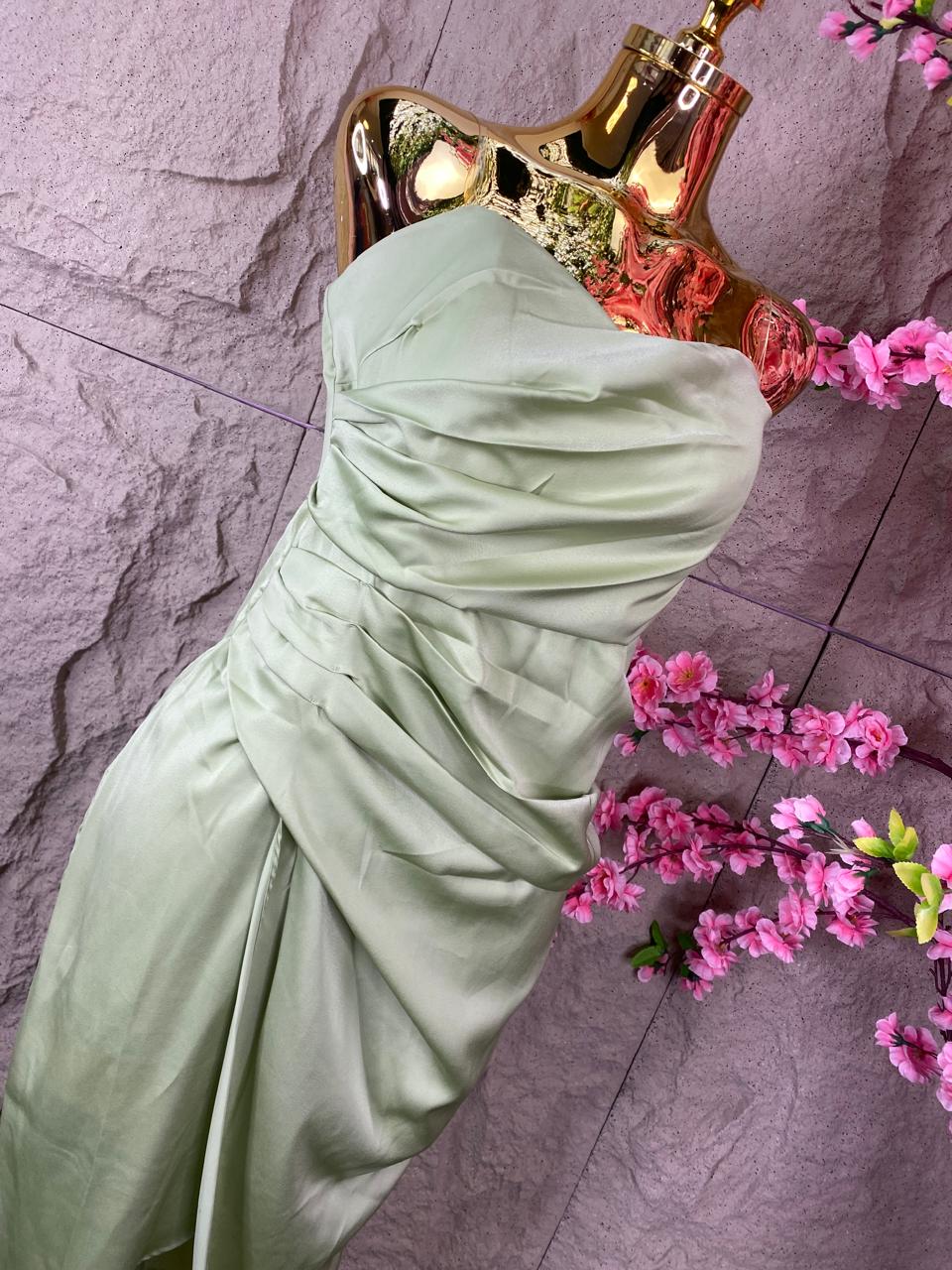 VESTIDO SATINADO STRAPLESS DRAPEADO VERDE