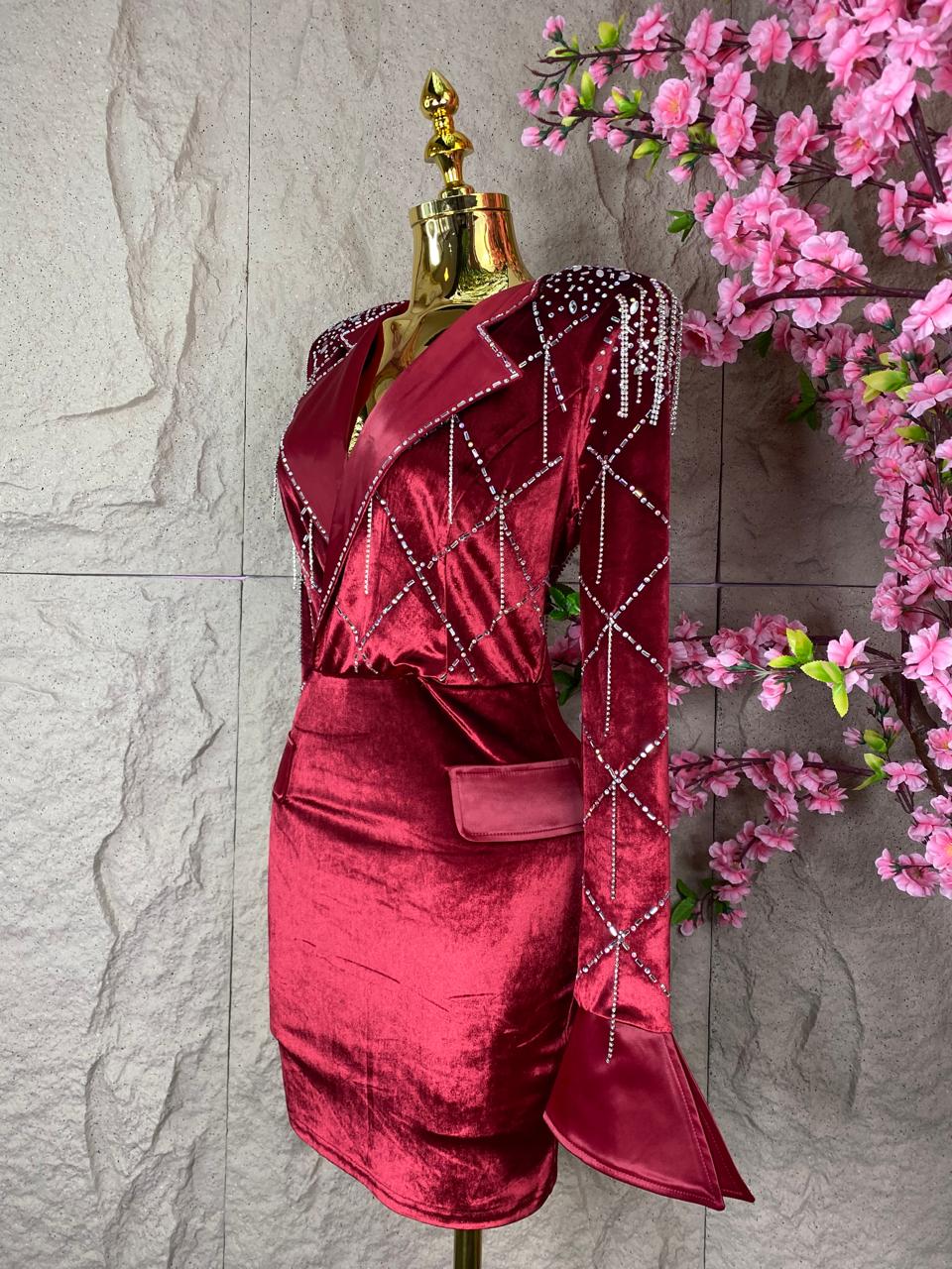 VESTIDO VINO TERCIOPELO, CRISTALES CON FLECOS
