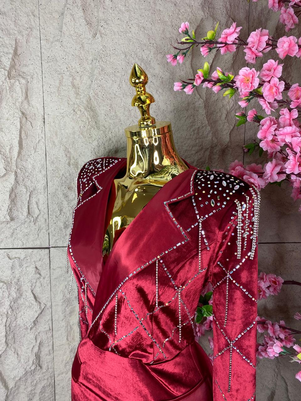 VESTIDO VINO TERCIOPELO, CRISTALES CON FLECOS